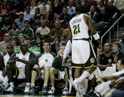 
SuperSonics teammates watch Danny Fortson as he reacts to a second-quarter technical foul on Tuesday night against Golden State. 
 (Associated Press / The Spokesman-Review)