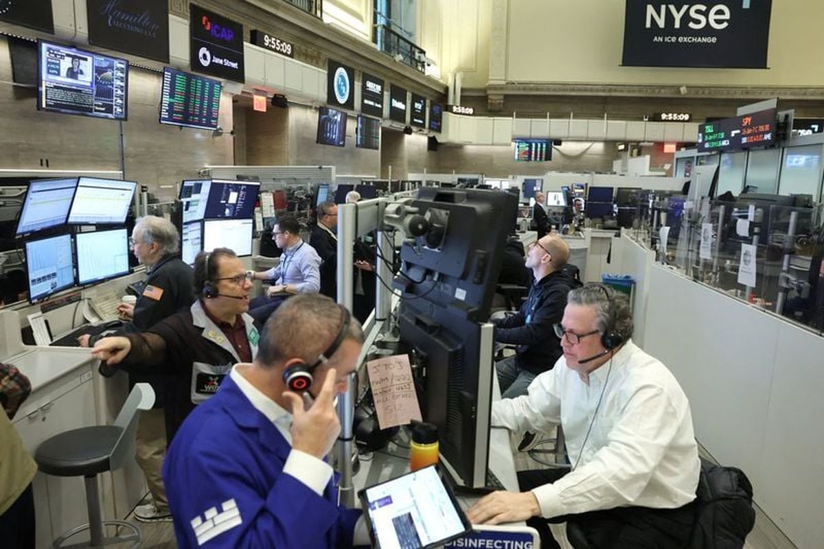 Futures-options traders work on the floor at the New York Stock Exchange’s NYSE American (AMEX) in New York on Jan. 6.  (Brendan McDermid/Reuters)
