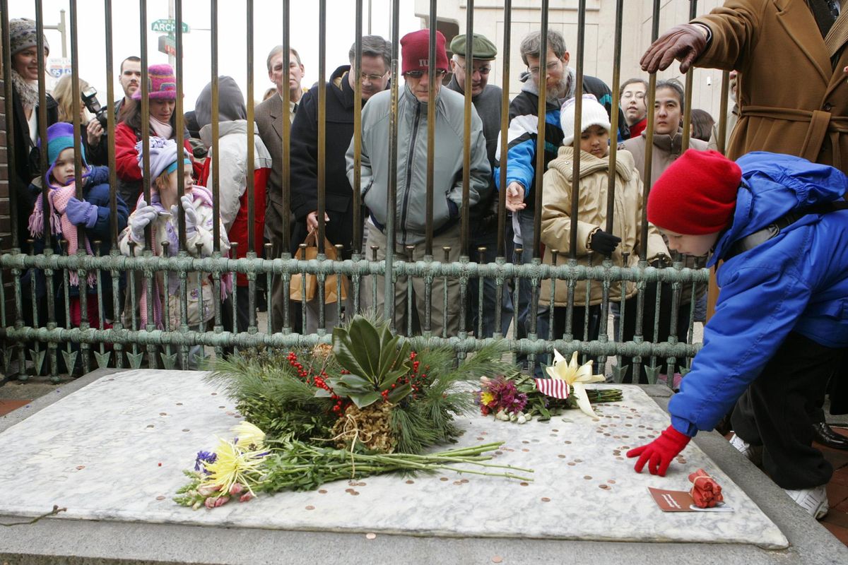 FILE – Members of the public visit the grave of Benjamin Franklin and his wife, Deborah, in Philadelphia Tuesday, Jan. 17, 2006. (JACQUELINE LARMA / AP)