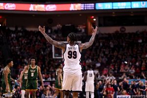 El guardia de los Bulldogs de Gonzaga, Khalif Battle (99), se amplía a la multitud contra los Dons de San Francisco durante la segunda mitad de las semifinales del torneo WCC el lunes 10 de marzo de 2025, en Orleans Arena en Las Vegas, Nev. Gonzaga ganó el juego 85-76. (Tyler Tjomsland/The Spokesman-Review)