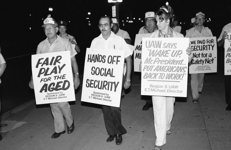 Unemployed auto and steel workers picket in front of the White House on Aug. 4, 1982. (The Spokesman-Review)