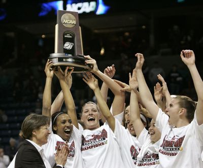 Tara VanDerveer, left, and Stanford were ranked No. 4 when they won the Spokane Regional in 2008. (Associated Press)