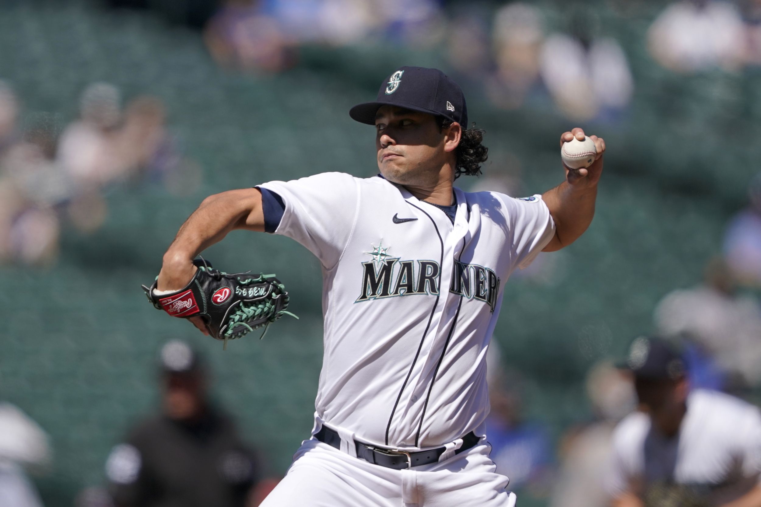 Urías dominates as Dodgers pull out 1-0 win over Mariners