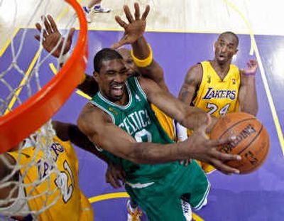 
Boston's Leon Powe drives to the basket against the Los Angeles defense of Ronny Turiaf, Lamar Odom and Kobe Bryant, left to right. Associated Press
 (Associated Press / The Spokesman-Review)