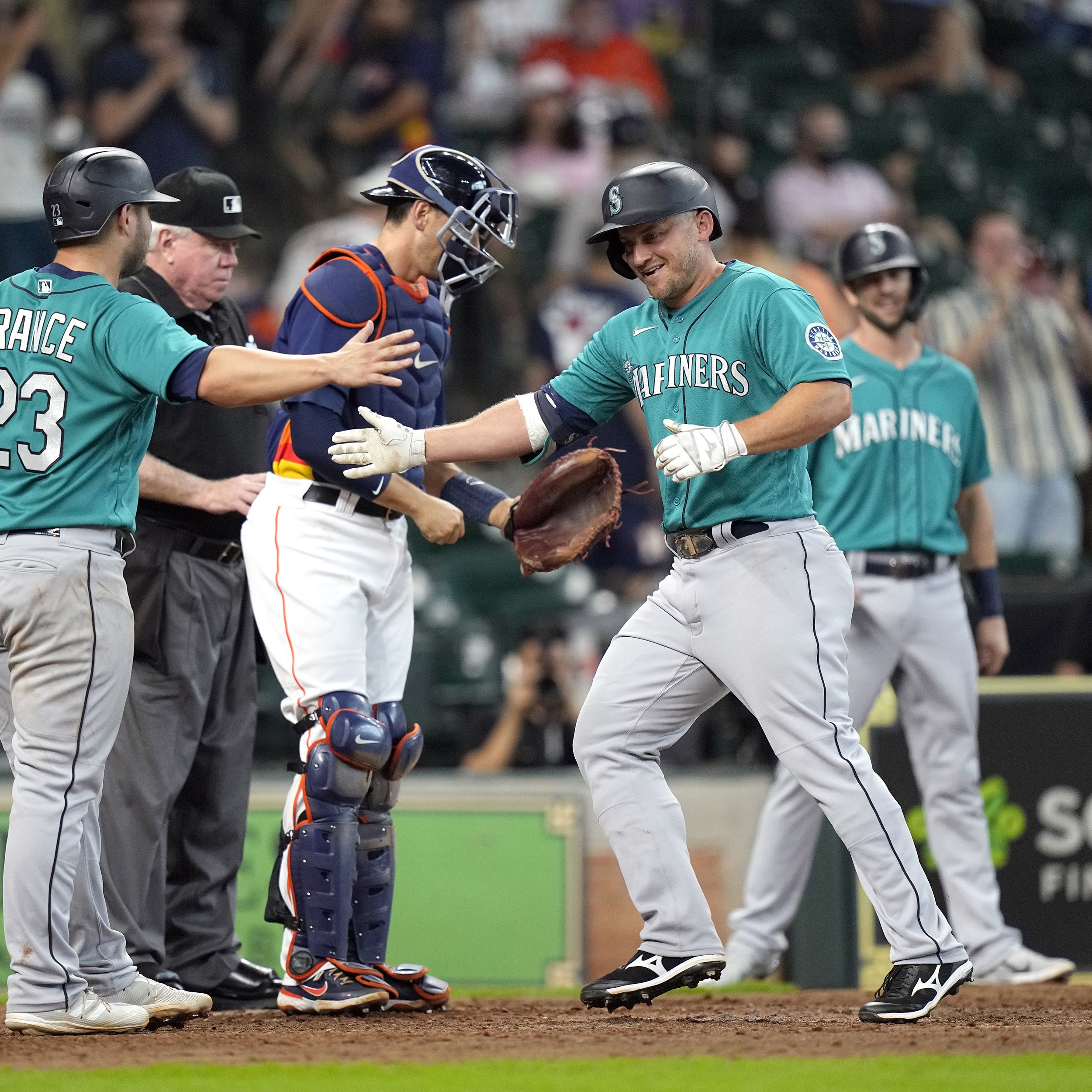 Mariners score 4 in 11th to earn 6-3 win over Astros