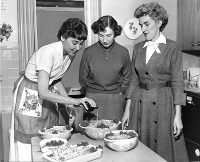 Rayleen Merman Beaton, center, Catherine Hansmeier, right, and an unidentified Dorothy Dean assistant judge one of the annual recipe contests sponsored by the Dorothy Dean department. (PHOTO ARCHIVE / SR)