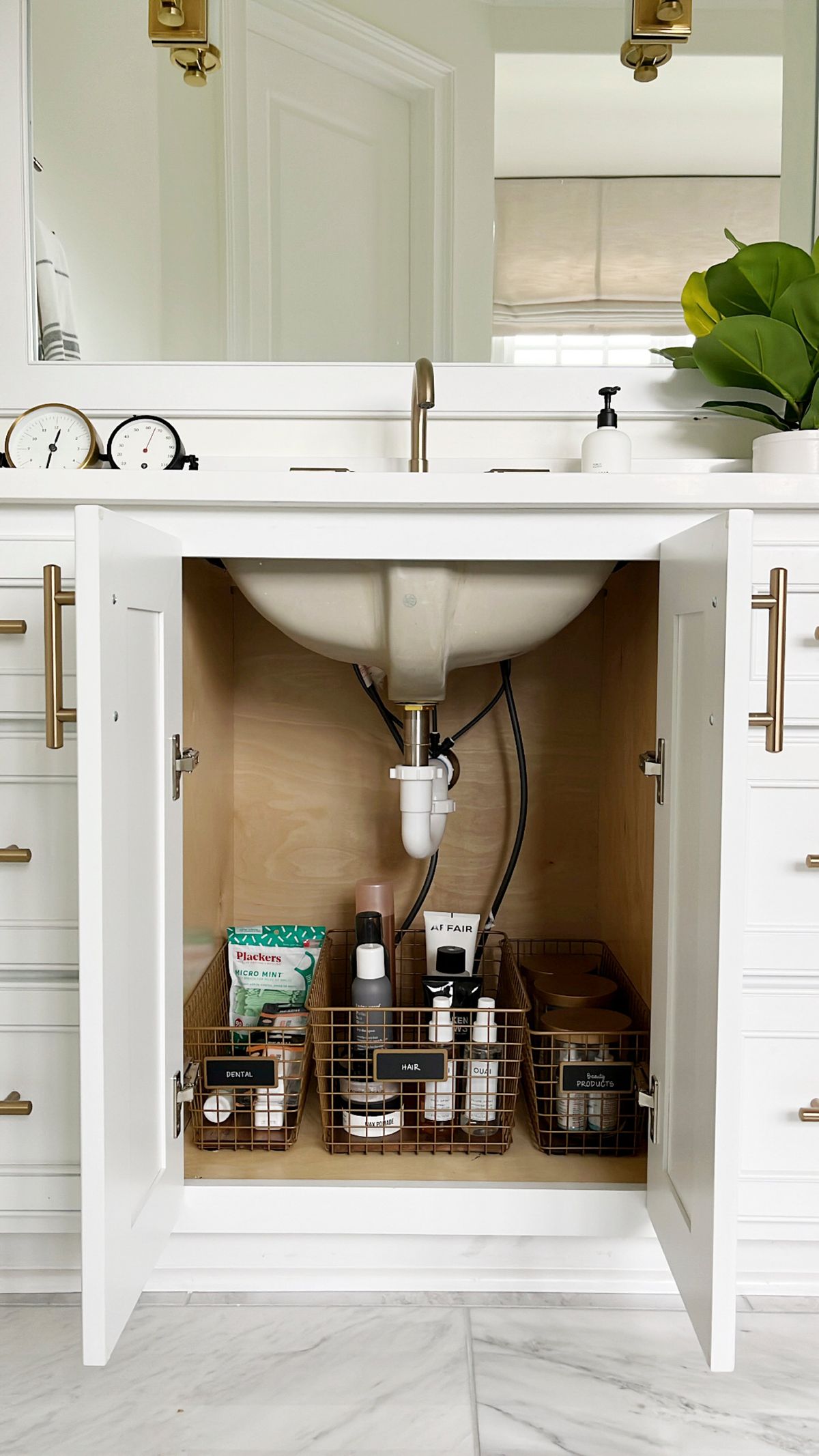 7 Handy Bathroom Organization Tips to Clear Clutter