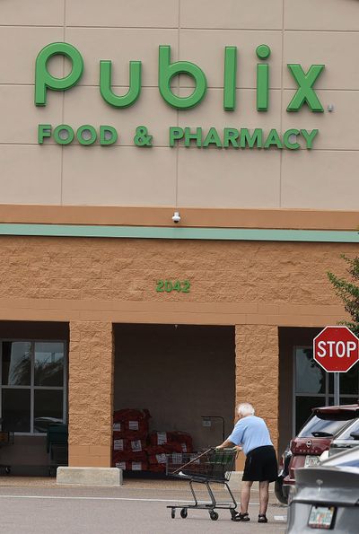 Shoppers push carts at Publix at Tavares Crossroads shopping center in Tavares on Tuesday, Oct. 7, 2025. Publix has no policy on open carry. 