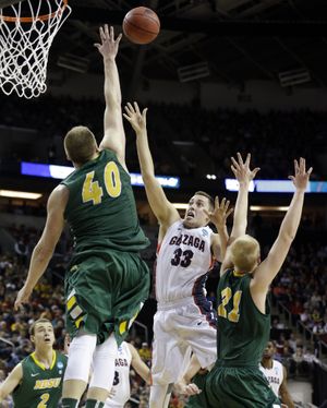 Kyle Wiltjer shoots over Dexter Werner. (Associated Press)