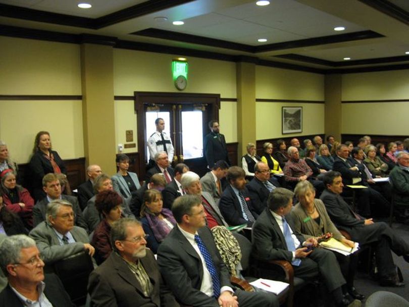 Crowd at House Resources hearing Thursday on oil and gas well regulation (Betsy Russell)