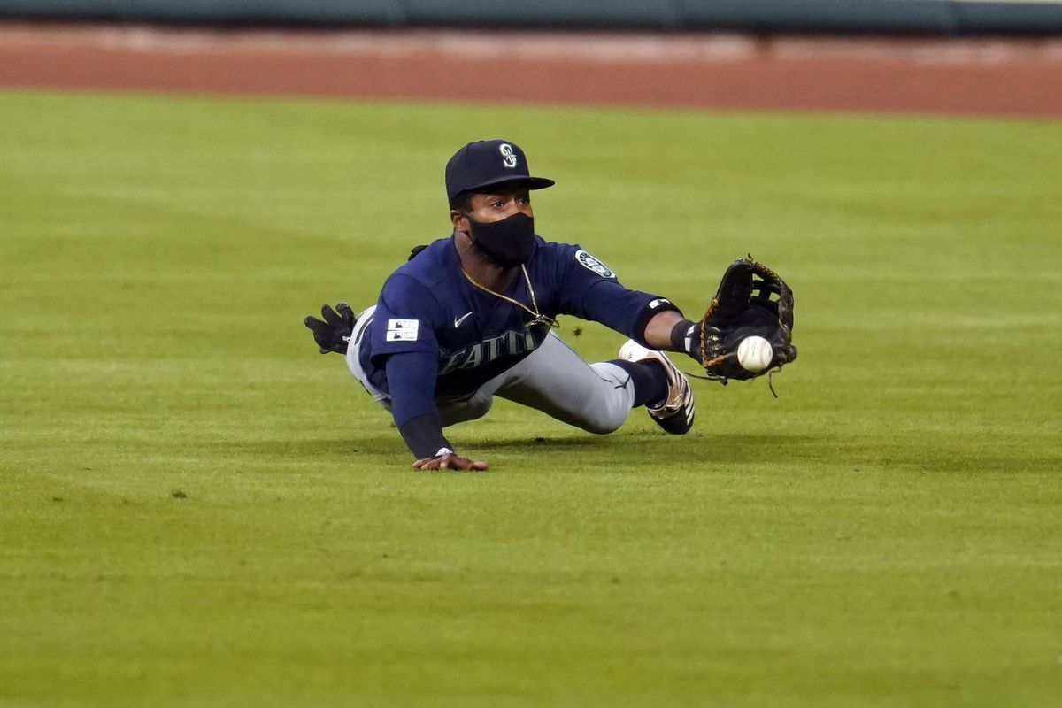 Dusty Baker wins debut, Astros top Mariners on opening day