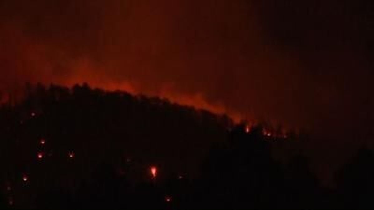 Firefighters are battling a wind-driven blaze that has burned at least 150 homes, barns and other structures in a mountain community in drought-stricken New Mexico. 