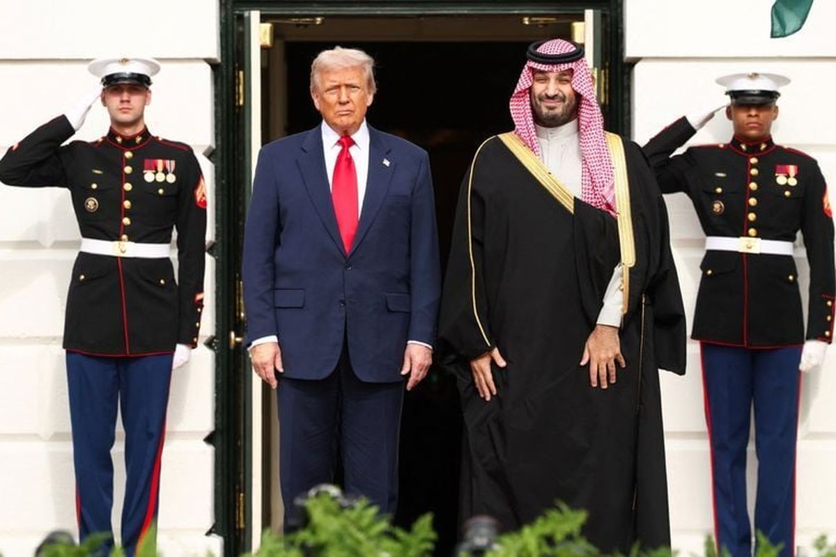 U.S. President Donald Trump stands next to Saudi Crown Prince and Prime Minister Mohammed bin Salman on Monday during an arrival ceremony on the South Lawn of the White House. (Kevin Lamarque/Reuters)