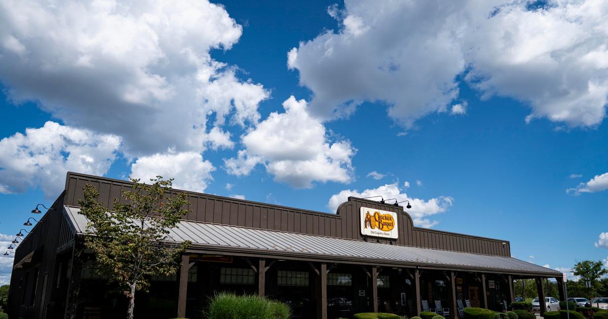 Cracker Barrel lures diners with patriotic shirts, Americana