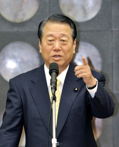  Ichiro Ozawa speaks during his private political seminar in Tokyo on Wednesday. Ozawa is considering challenging the party leader after leaving his post over a  scandal.  (Associated Press)