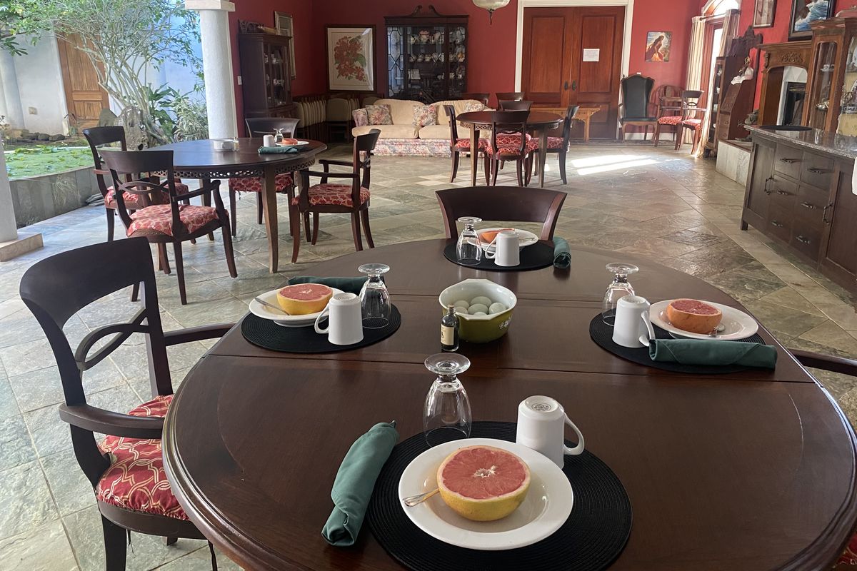 Breakfast at Kapaau’s Hawaii Island Retreat included grapefruit, oatmeal and blue eggs.  (Ed Condran/The Spokesman-Review)