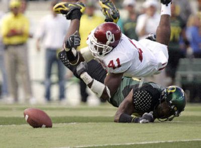 
Oklahoma's Darien Williams (41) was called for interference on this disputed play when he broke up a pass to Brian Paysinger late in the fourth quarter of Oregon's comeback 34-33 win. Oklahoma argued the ball was tipped so there should have been no penalty. 
 (Associated Press / The Spokesman-Review)