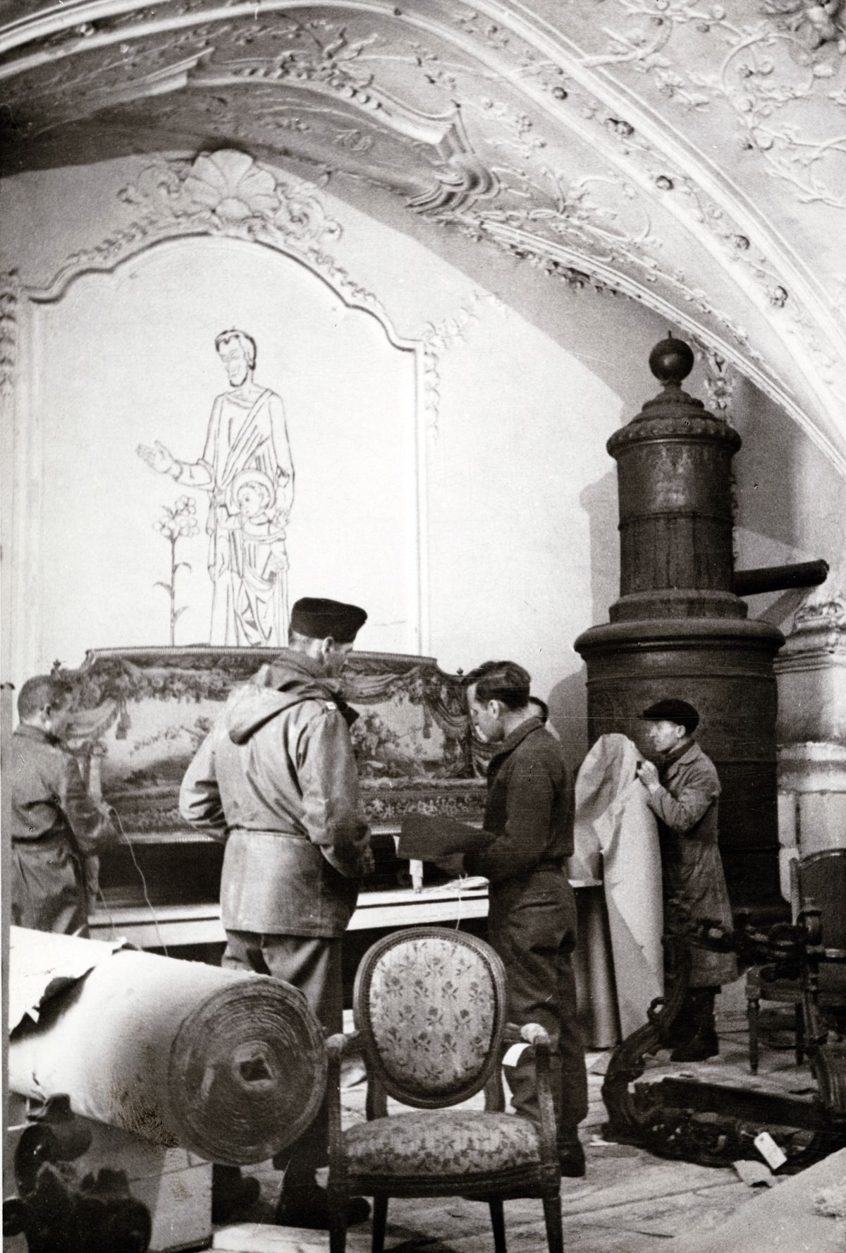 Rescuers remove art from Buxheim Monastery, Bavaria, in 1945. (Associated Press)