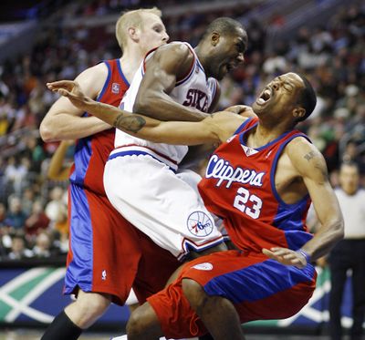 76ers’ Elton Brand finds his path blocked by Clippers’ Marcus Camby.  (Associated Press / The Spokesman-Review)