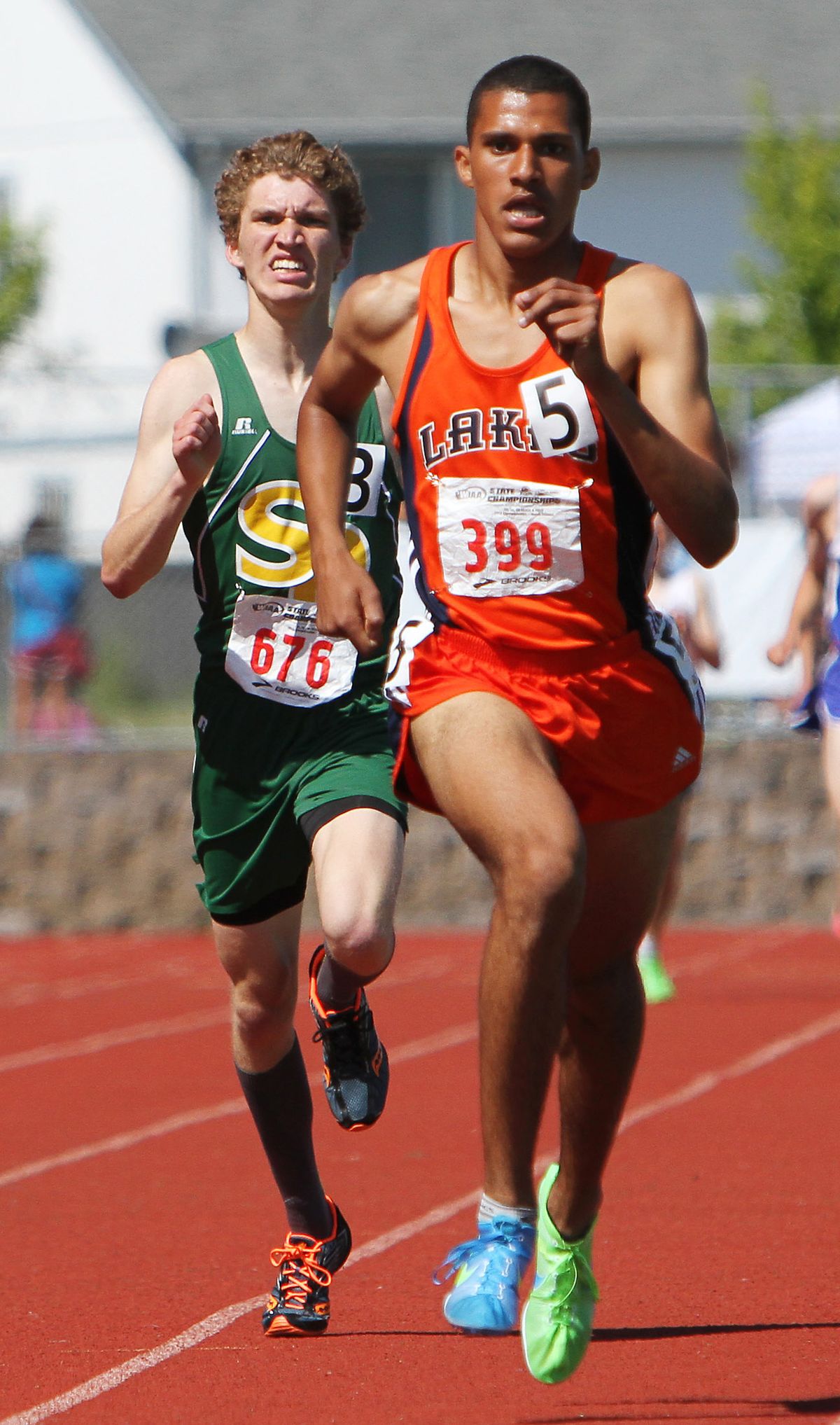 Lakes’ Izaic Yorks, the eventual winner, leads Shadle Park’s Nathan Weitz in 3A 1,600. (Patrick Hagerty photos)