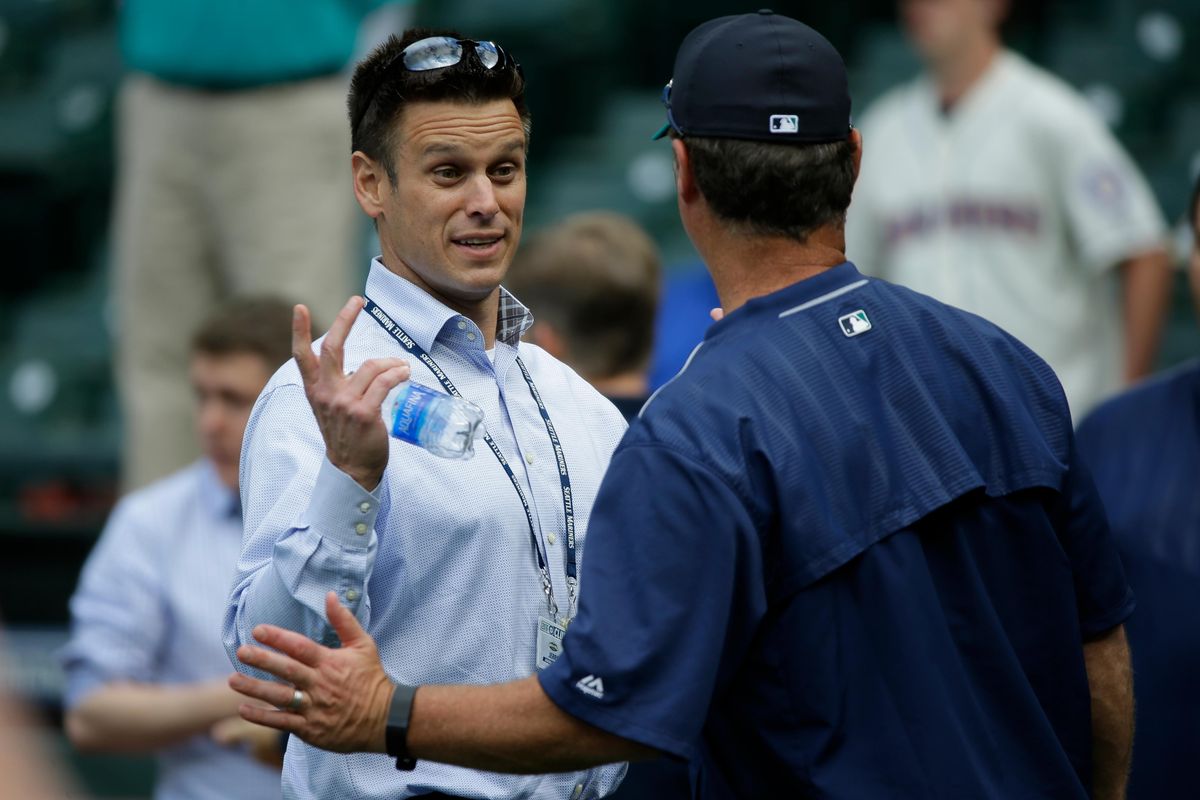 Mariners give manager Servais extension 